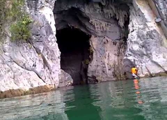 Estrallon escalando la cueva en la presa de Hatillo